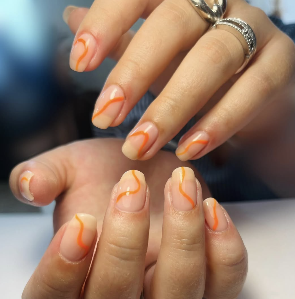 Nail art swirl orange