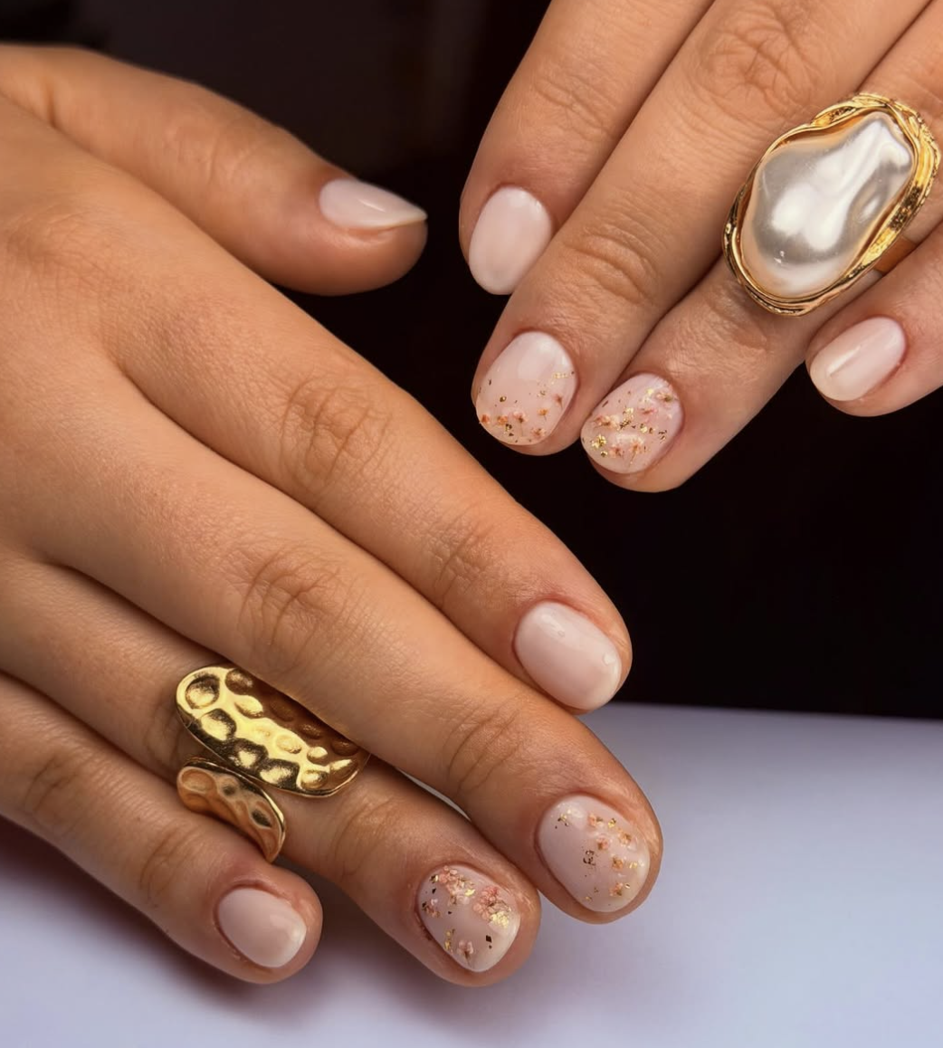 Manucure nude paillettes dorées